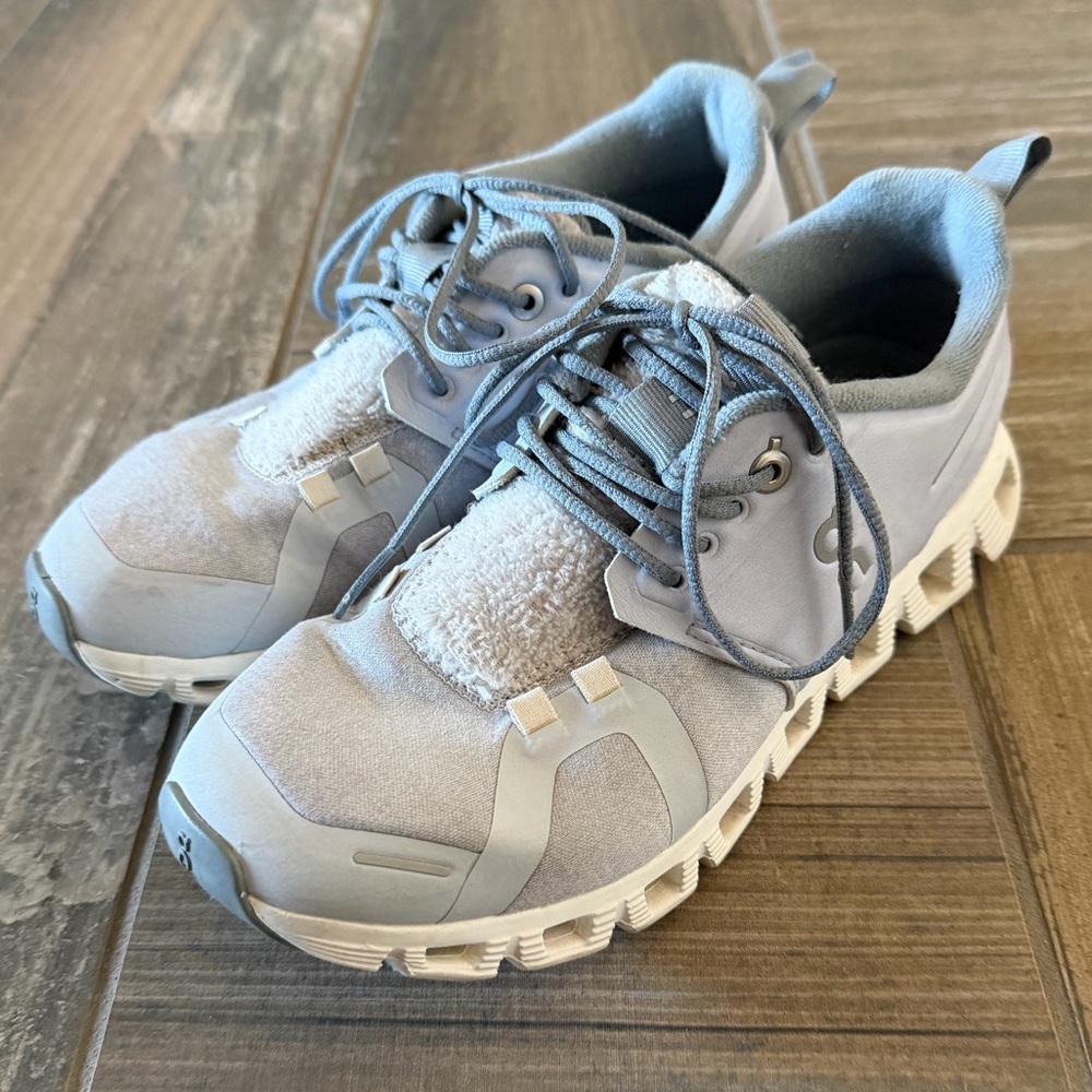 On Cloud 5 Terry Sneakers Women’s size 6.5